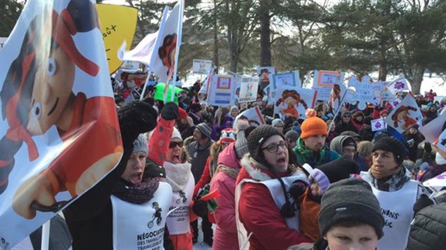Des centaines de personnes manifestent à Sherbrooke contre les compressions dans les CPE Des centaines de personnes manifestent à Sherbrooke contre les compressions dans les CPE