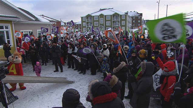 Des centaines de personnes se sont rassemblées à Rimouski dimanche. Des centaines de personnes se sont rassemblées à Rimouski dimanche.