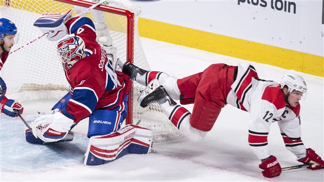 Eric Staal tombe près de Ben Scrivens en première période. Eric Staal tombe près de Ben Scrivens en première période.