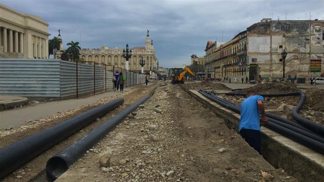 Des ouvriers installent des tuyaux devant le Capitole de La Havane. Des ouvriers installent des tuyaux devant le Capitole de La Havane.