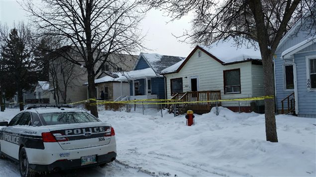Des agents du Service de police de Winnipeg ont trouvé Mavis Ducharme grièvement blessée dans l'avenue Stella le 6 février 2016 Des agents du Service de police de Winnipeg ont trouvé Mavis Ducharme grièvement blessée dans l'avenue Stella le 6 février 2016
