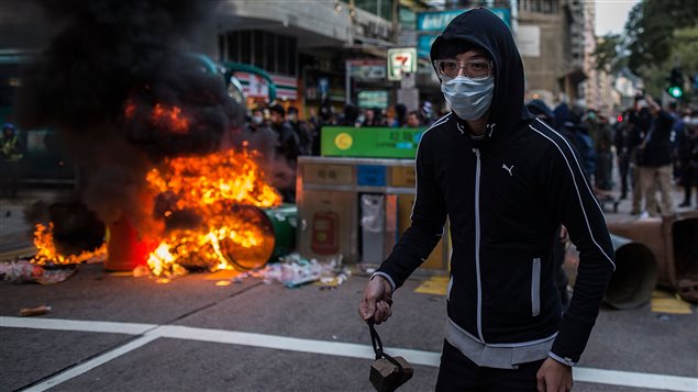Des manifestants ont tiré des briques aux policiers dans le quartier de Mong Kok, l'un des plus densément peuplés de Hong Kong, lors de célébrations du nouvel an lunaire. (9 février 2016) Des manifestants ont tiré des briques aux policiers dans le quartier de Mong Kok, l'un des plus densément peuplés de Hong Kong, lors de célébrations du nouvel an lunaire. (9 février 2016)