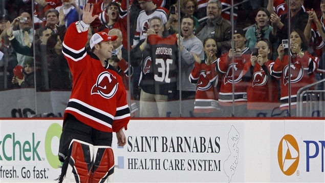 Martin Brodeur inscrit sa 552e victoire dans la Ligue nationale de hockey, le 18 mars 2009, et trône désormais au premier rang de l'histoire de la LNH pour le nombre de victoires remportées. Martin Brodeur inscrit sa 552e victoire dans la Ligue nationale de hockey, le 18 mars 2009, et trône désormais au premier rang de l'histoire de la LNH pour le nombre de victoires remportées.