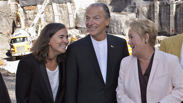 De gauche à droite : Line Ouellet, directrice générale du Musée national des beaux-arts du Québec, le président de son conseil d'administration Pierre Lassonde et la première ministre de l’époque Pauline Marois, en septembre 2013, devant le nouveau pavillon en construction. De gauche à droite : Line Ouellet, directrice générale du Musée national des beaux-arts du Québec, le président de son conseil d'administration Pierre Lassonde et la première ministre de l’époque Pauline Marois, en septembre 2013, devant le nouveau pavillon en construction.