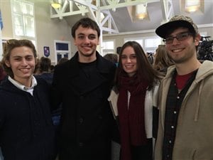 Drew Smiley (2e à partir de la gauche) et ses amis. Drew Smiley (2e à partir de la gauche) et ses amis.