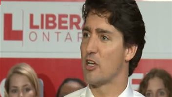 Justin Trudeau lors de son discours en appui à la candidate libérale provinciale Elizabeth Roy. Justin Trudeau lors de son discours en appui à la candidate libérale provinciale Elizabeth Roy.