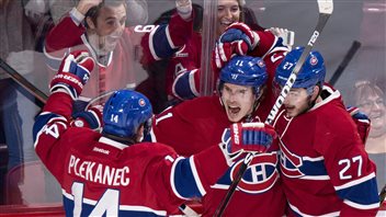 Tomas Plekanec, Brendan Gallagher et Alex Galchenyuk célèbrent le but du numéro 11 en première période. Tomas Plekanec, Brendan Gallagher et Alex Galchenyuk célèbrent le but du numéro 11 en première période.