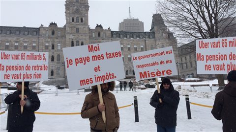 Les chauffeurs de taxi dénoncent la « concurrence déloyale » d'Uber. Les chauffeurs de taxi dénoncent la « concurrence déloyale » d'Uber.