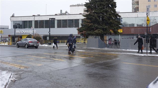 Un trottoir traversant sur la rue du Havre à Montréal, proche du métro Frontenac. Un trottoir traversant sur la rue du Havre à Montréal, proche du métro Frontenac.