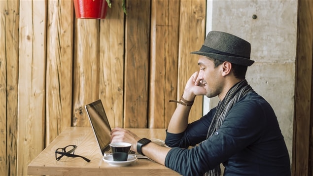 Un jeune homme travaille sur un ordinateur portable. Un jeune homme travaille sur un ordinateur portable.