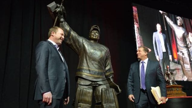 Martin Brodeur et sa statue de bronze Martin Brodeur et sa statue de bronze