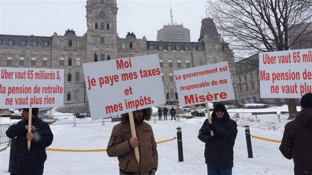 Les chauffeurs de taxi dénoncent la «concurrence déloyale» d'Uber. Les chauffeurs de taxi dénoncent la «concurrence déloyale» d'Uber.