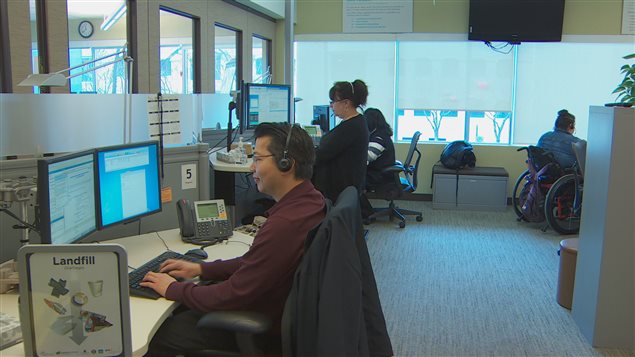 Des employés au centre d'appels du 3-1-1 de Vancouver. Des employés au centre d'appels du 3-1-1 de Vancouver.