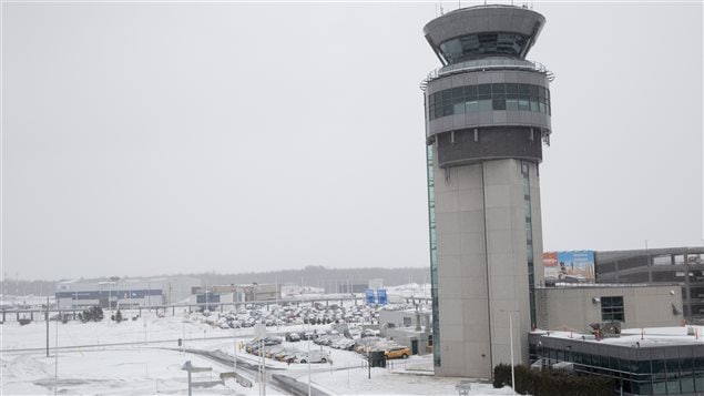 Tour de contrôle de l'Aéroport Jean-Lesage en hiver Tour de contrôle de l'Aéroport Jean-Lesage en hiver