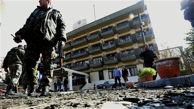 Dans la capitale syrienne, Damas, les forces gouvernementales inspectent le site où un attentat à la voiture piégée à eu lieu mardi. L'attaque a fait 8 morts et 20 blessés. Dans la capitale syrienne, Damas, les forces gouvernementales inspectent le site où un attentat à la voiture piégée à eu lieu mardi. L'attaque a fait 8 morts et 20 blessés.