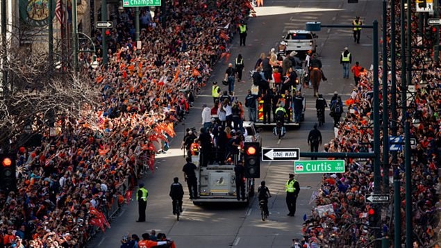 Des milliers de partisans des Broncos ont célébré leur équipe mardi après-midi dans les rues de Denver. Des milliers de partisans des Broncos ont célébré leur équipe mardi après-midi dans les rues de Denver.
