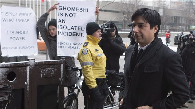 Jian Ghomeshi est accueilli par des manifestants à son arrivée en cour, le 9 février. Jian Ghomeshi est accueilli par des manifestants à son arrivée en cour, le 9 février.