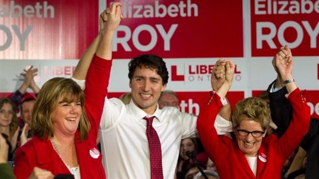La candidate à l'élection partielle Elizabeth Roy, le premier ministre du Canada Justin Trudeau et la première ministre de l'Ontario Kathleen Wynn lors d'un rassemblement à Whitby. La candidate à l'élection partielle Elizabeth Roy, le premier ministre du Canada Justin Trudeau et la première ministre de l'Ontario Kathleen Wynn lors d'un rassemblement à Whitby.