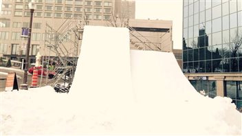 Les skieurs s'élanceront de cette structure aménagée à place d'Youville lors de la compétition de freeski. Les skieurs s'élanceront de cette structure aménagée à place d'Youville lors de la compétition de freeski.