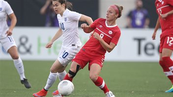 Josée Bélanger (rouge) lors d'un match amical contre l'Angleterre en mai 2015. Josée Bélanger (rouge) lors d'un match amical contre l'Angleterre en mai 2015.