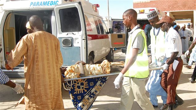 Une victime de l'attentat au Nigéria transportée à l'hôpital. Une victime de l'attentat au Nigéria transportée à l'hôpital.