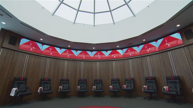 La chambre des joueurs comprend des écrans personnalisés. La chambre des joueurs comprend des écrans personnalisés.