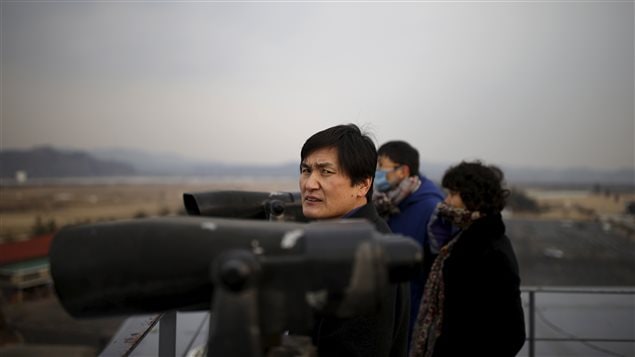 Des Sud-coréens dans un observatoire situé dans une zone démilitarisée entre les deux Corées regardent vers le Nord, le 8 février. Des Sud-coréens dans un observatoire situé dans une zone démilitarisée entre les deux Corées regardent vers le Nord, le 8 février.