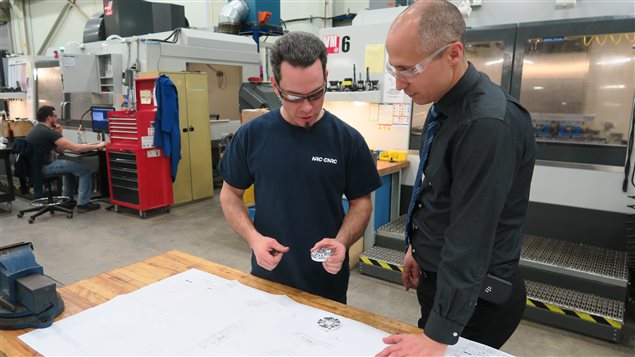 Chaque semaine, les outilleurs qui travaillent dans l'atelier de fabrication du CNRC sont appelés à venir en aide à des chercheurs de différents domaines. Chaque semaine, les outilleurs qui travaillent dans l'atelier de fabrication du CNRC sont appelés à venir en aide à des chercheurs de différents domaines.