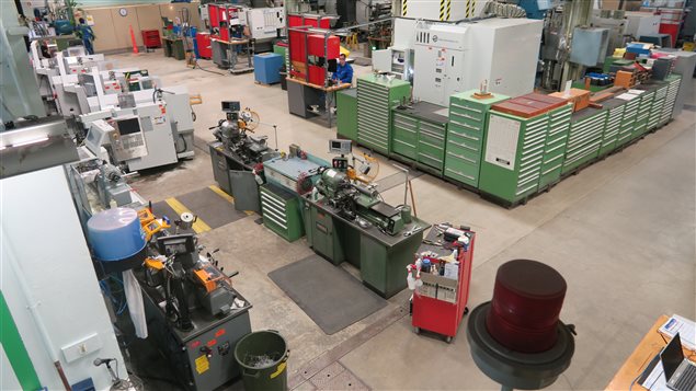L'atelier de conception et de fabrication du CNRC à Ottawa est équipé de machines numériques, qui améliorent l'efficacité de la production des pièces et des prototypes. L'atelier de conception et de fabrication du CNRC à Ottawa est équipé de machines numériques, qui améliorent l'efficacité de la production des pièces et des prototypes.