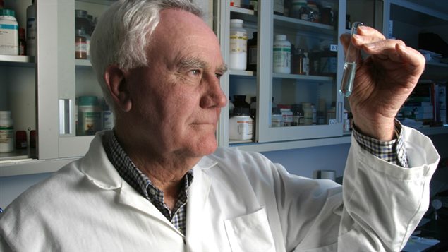 Le chercheur de l'Institut des sciences biologiques du CNRC Harold Jennnings a mis au point le vaccin contre le méningocoque C, commercialisé à partir de 2002. Le chercheur de l'Institut des sciences biologiques du CNRC Harold Jennnings a mis au point le vaccin contre le méningocoque C, commercialisé à partir de 2002.