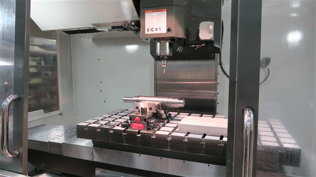 La machinerie numérique permet la fabrication de pièces qui répondent aux besoins de précision des chercheurs du CNRC. La machinerie numérique permet la fabrication de pièces qui répondent aux besoins de précision des chercheurs du CNRC.