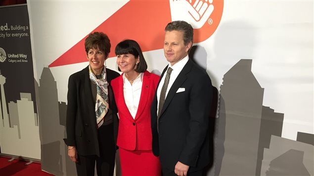 Lucy Miller, présidente et chef de direction de Centraide Calgary (au centre), entourée des co-présidents Deborah Yeldin (à gauche) et Mick Dilger (à droite). Lucy Miller, présidente et chef de direction de Centraide Calgary (au centre), entourée des co-présidents Deborah Yeldin (à gauche) et Mick Dilger (à droite).