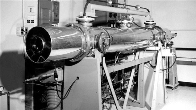 Une horloge atomique dans les installations du CNRC au milieu du siècle dernier Une horloge atomique dans les installations du CNRC au milieu du siècle dernier