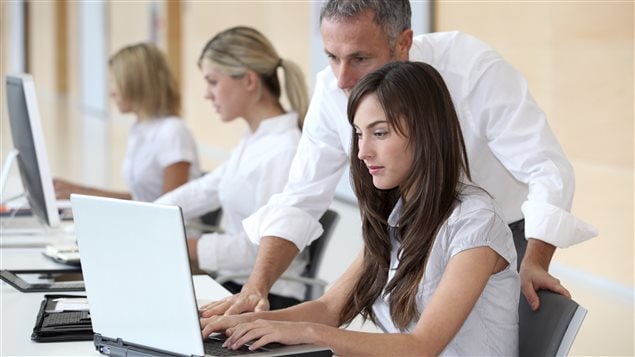 Jeune femme dans un bureau. Jeune femme dans un bureau.