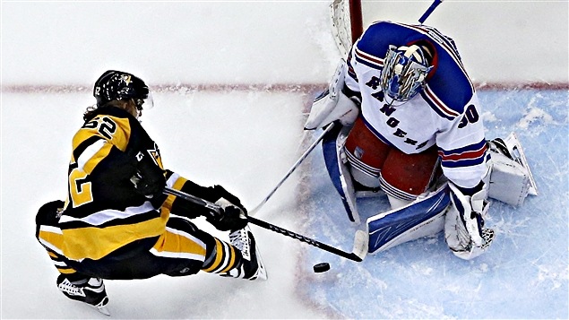Henrik Lundqvist ferme la porte à Carl Hagelin Henrik Lundqvist ferme la porte à Carl Hagelin