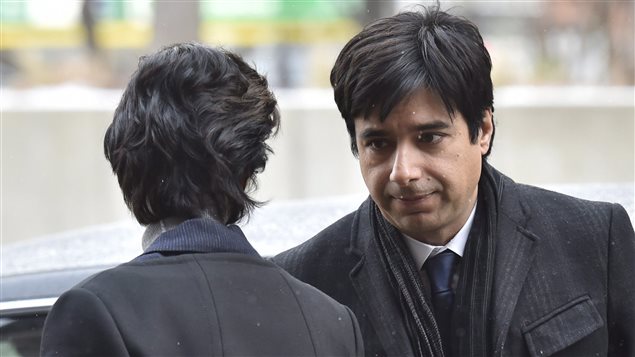 Jian Ghomeshi parle à son avocate le 10 février, à son arrivée en cour. Jian Ghomeshi parle à son avocate le 10 février, à son arrivée en cour.