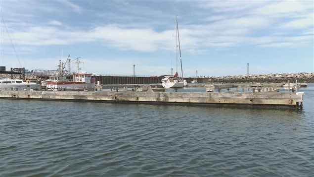 Des pontons et une partie de la jetée est à la Marina de Rimouski. Des pontons et une partie de la jetée est à la Marina de Rimouski.