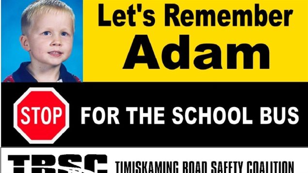 Une pancarte Let's Remember Adam Ranger dans le nord de l'Ontario Une pancarte Let's Remember Adam Ranger dans le nord de l'Ontario