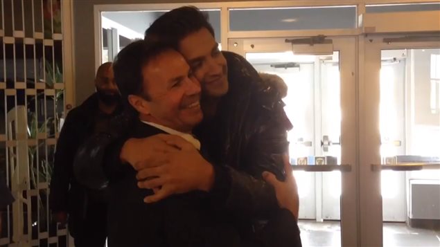 Le câlin de la réconciliation entre le maire de Shawinigan Michel Angers et l'humoriste Sugar Sammy Le câlin de la réconciliation entre le maire de Shawinigan Michel Angers et l'humoriste Sugar Sammy