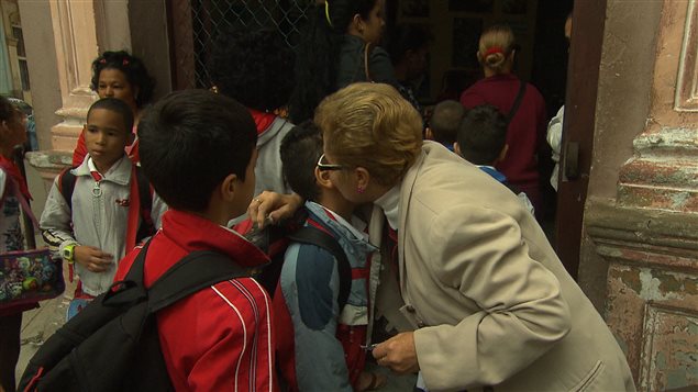 Aleida Gonzalez embrasse un élève. Aleida Gonzalez embrasse un élève.