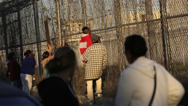 Inquiets, des proches de détenus se sont rassemblés devant la prison Topo Chico, de Monterrey, au Mexique, après une émeute réprimée dans le sang. Inquiets, des proches de détenus se sont rassemblés devant la prison Topo Chico, de Monterrey, au Mexique, après une émeute réprimée dans le sang.
