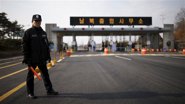 Un agent de sécurité sud-coréen se tient devant l'entrée de la zone de Kaesong. Un agent de sécurité sud-coréen se tient devant l'entrée de la zone de Kaesong.