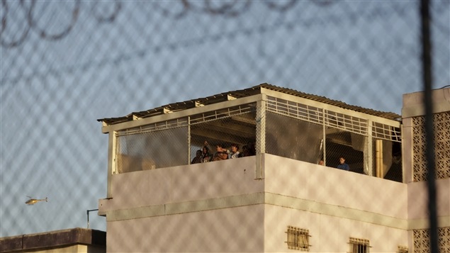 Les détenus ont été massés au sommet de cette tour de la prison de Topo Chico une fois l'émeute terminée. Les détenus ont été massés au sommet de cette tour de la prison de Topo Chico une fois l'émeute terminée.