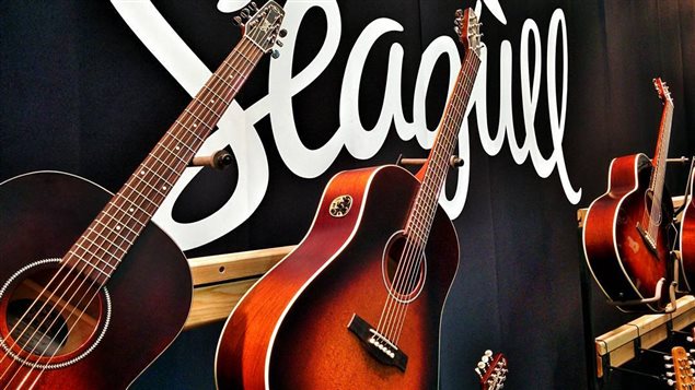 Des guitares Seagull en démonstration au National Association of Music Merchants en californie Des guitares Seagull en démonstration au National Association of Music Merchants en californie