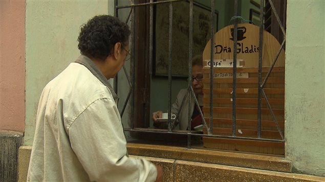 Aleida Gonzalez sert un café à un client. Aleida Gonzalez sert un café à un client.