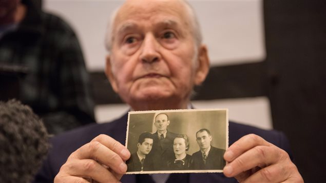 Leon Schwarzbaum a été le premier témoin entendu au procès de Reinhold Hanning. En conférence de presse, il a exhibé une photo le montrant aux côtés de ses parents et de son oncle, morts tous les trois à Auschwitz. Leon Schwarzbaum a été le premier témoin entendu au procès de Reinhold Hanning. En conférence de presse, il a exhibé une photo le montrant aux côtés de ses parents et de son oncle, morts tous les trois à Auschwitz.