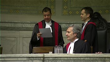 Kael McKenzie (gauche) prête serment en présence des juges Glenn Joyal (centre) et Ken Champagne (droite). Kael McKenzie (gauche) prête serment en présence des juges Glenn Joyal (centre) et Ken Champagne (droite).