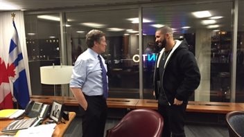 Le maire de Toronto, John Tory, remettra aujourd'hui la clé de la ville au rappeur Drake, l'entraîneur de l'une des équipes de célébrités qui s'affronteront ce soir. Le maire de Toronto, John Tory, remettra aujourd'hui la clé de la ville au rappeur Drake, l'entraîneur de l'une des équipes de célébrités qui s'affronteront ce soir.