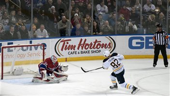 Marcus Foligno marque sur un tir de pénalité. Marcus Foligno marque sur un tir de pénalité.