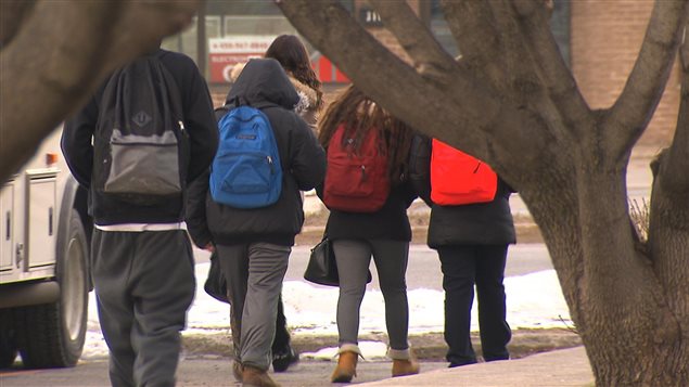 Des jeunes de dos s'éloignent du centre jeunesse de Laval Des jeunes de dos s'éloignent du centre jeunesse de Laval